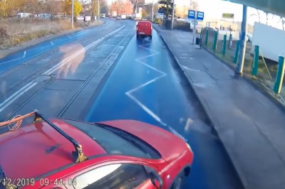 Dziadek Terminator. Wjechał pod ciężarówkę i uciekł z miejsca zdarzenia