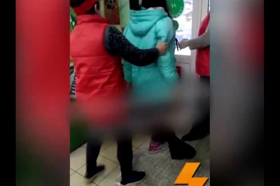 Rycerz Seba ratuję księżniczkę Karynę przyłapaną na kradzieży w sklepie 