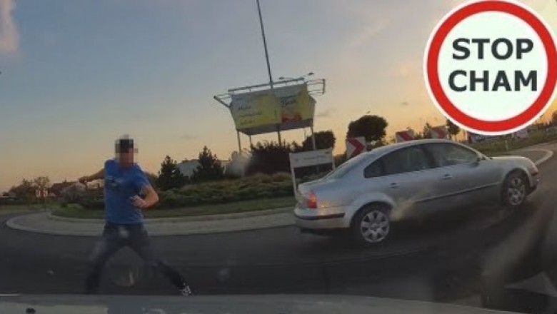Sebe z Passata srogo poniosło. Wyskoczył do gościa na środku ronda