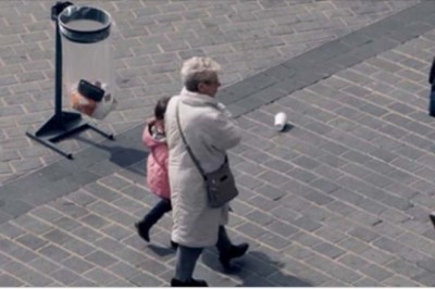 Podniósł z ziemi kubek i wrzucił go do kosza. Nie spodziewał się, że ludzie tak zareagują