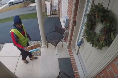 Kiedy tak zaskoczysz kuriera, że zaczyna tańczyć pod Twoimi drzwiami 