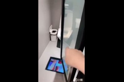 Dziewczyny zaskoczone technologią w damskiej toalecie na lotnisku 