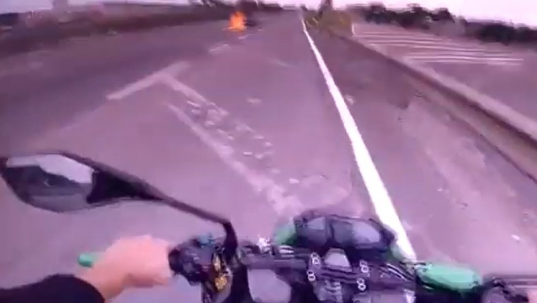 Kiedy nawet nie jesteś mistrzem prostej. Płonący motocykl na autostradzie