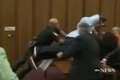 Ojciec skoczył w sądzie przez stół, żeby dorwać oskarżonego 