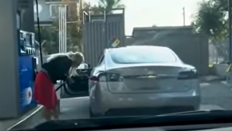 Kiedy blondyna podjeżdża na stację zatankować elektryczne auto