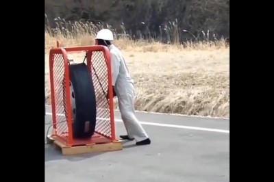 Jak niebezpieczny może być wystrzał opony na przykładzie manekina 