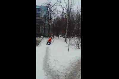 Kiedy z sąsiadem bierzecie się za wycinkę drzewa, a sąsiadkę zwala z nóg 