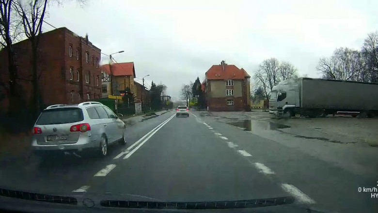 Kierowca Passerati daje popis jazdy w pobliżu szkoły