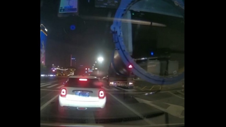 Gość w TIRze kasuje auto na skrzyżowaniu. Mocno go poniosło