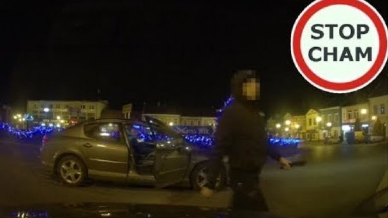Wyskoczył z kosą do przypadkowych gości. Nagranie z Jędrzejowa