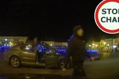 Wyskoczył z kosą do przypadkowych gości. Nagranie z Jędrzejowa 