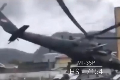 Helikopter podczas startu zahacza o auto i podnosi je do góry