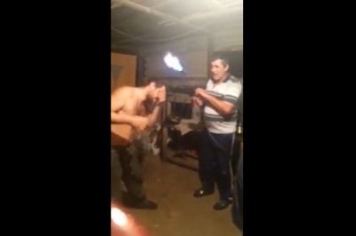 Kiedy myślisz, że widziałeś wszystko, a tu gość strzyże się za pomocą palnika