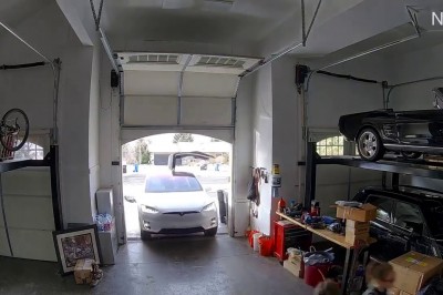 Bardzo kosztowna wtopa. Wjazd Teslą do garażu