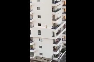 Dziecko chodzące po gzymsie na trzecim piętrze bloku