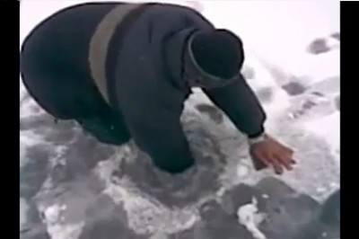 Ten gość zawstydziłby niejednego wędkarza. Jemu niepotrzebna wędka