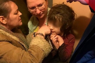 Policjanci odnajdują dziewczynkę w fatalnym stanie. Widząc co miała na szyi można doznać szoku