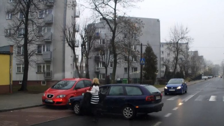 Tego nie ogarniesz. Blondyna i jej parkowanie auta na środku jezdni