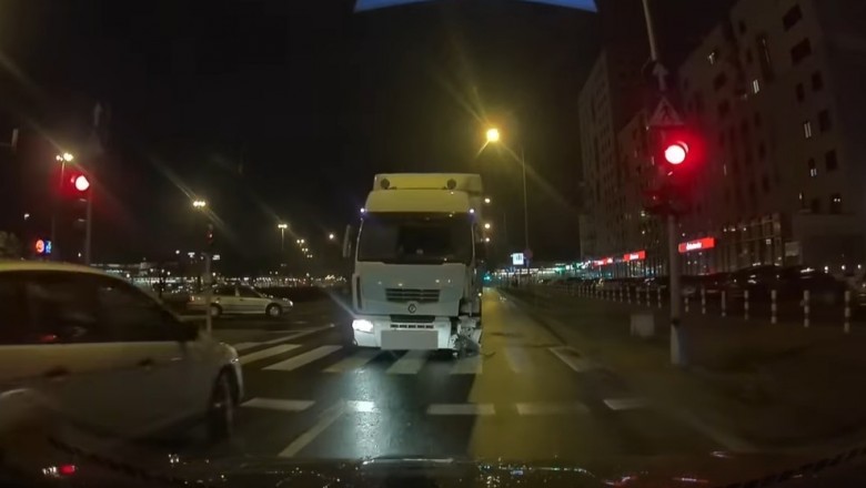 Nawalony kierowca TIRa jedzie pod prąd i taranuje auta. Nagranie z Warszawy
