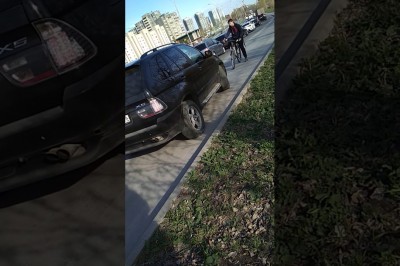 Rowerzysta kontra narwany kierowca BMW na chodniku