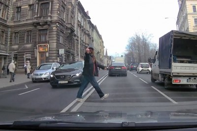 Agresywny pieszy i jego pierwszeństwo przejścia przez drogę