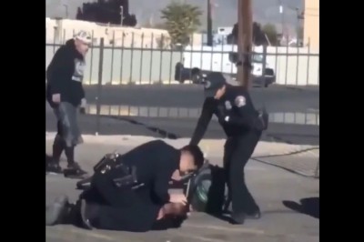 Policjanci obezwładniają typa, a w tle mistrz drugiego planu