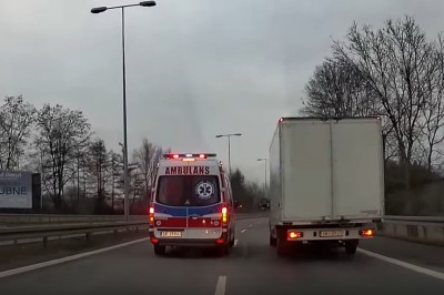 Szacun dla ekipy karetki pogotowia. Nietypowa interwencja na drodze