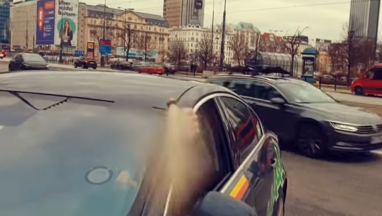 Taksówkarz z gazem kontra przechodnie w Warszawie