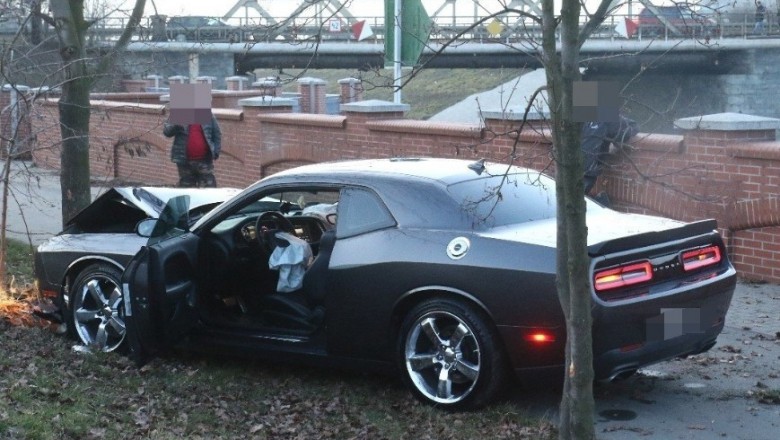 Pracownik myjni rozwalił Dodge'a Challenger'a we Wrocławiu