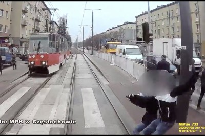 Ciężarna dziewczyna wbiega wprost pod tramwaj w Częstochowie - nagranie