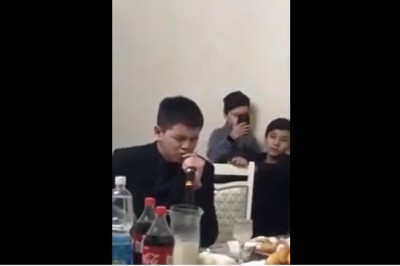 Gość łapie mikrofon na imprezie i odstawia taki popis, że szczeny opadają 