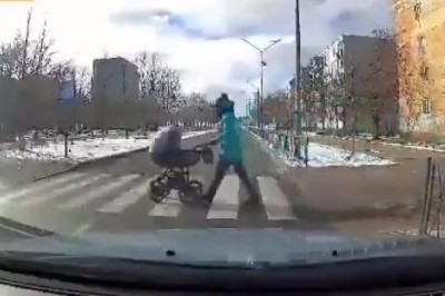 Pijany kierowca potrącił na przejściu dziecko w wózku. Nagranie z wideorejestratora 