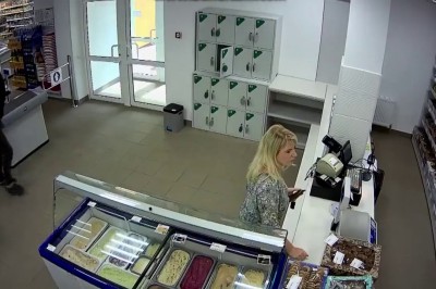 Wlazł i postanowił wyjść z dwiema butelkami alku. Powstrzymał go facet przed sklepem