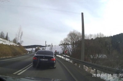 Jazda BMW na czołówkę. Kierowcy musieli uciekać