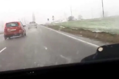 Wyrwało silnik z samochodu. Konkretny dzwon na zakręcie 