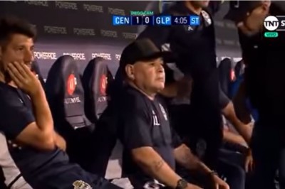 Maradona przyłapany na odbieraniu „paczki” podczas meczu