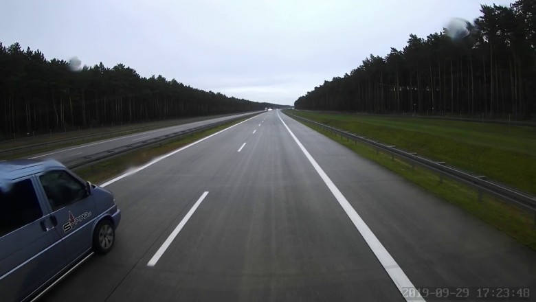 Pirat drogowy z Mercedesa wyhamowuje auta na autostradzie