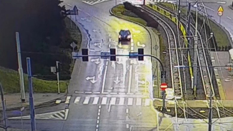 19-latek wyleciał z auta po tym jak uderzył w słup. Nagranie z Elbląga