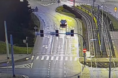 19-latek wyleciał z auta po tym jak uderzył w słup. Nagranie z Elbląga 