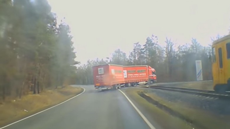 Kierowca TIRa myślał, że zdąży przed pociągiem. Nagranie z wideorejestratora