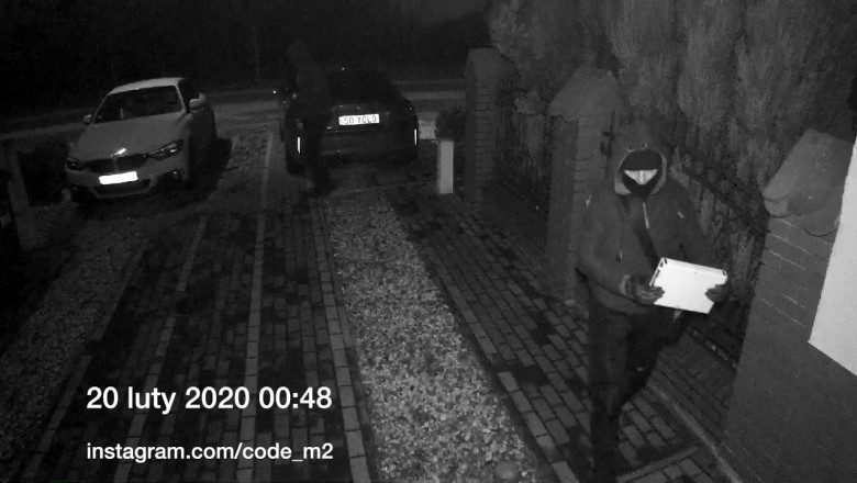 Ukradli BMW M2 metodą na walizkę. Nagranie z monitoringu