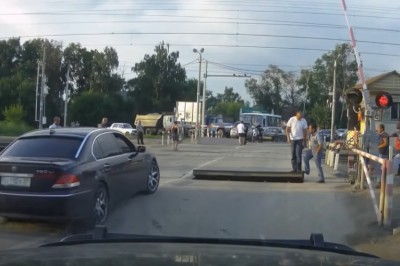 Typ w BMW kontra zapora na drodze. Szybka kara za bezmyślność 