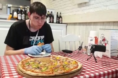 Gościa zmiotło po jednym kawałku pizzy. Nieudana akcja w krakowskiej restauracji