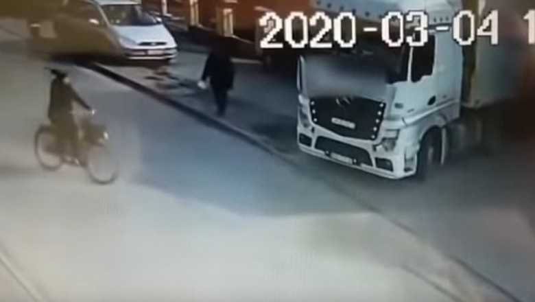 Weszła przed maskę TIRa, który ruszył. Nagranie z Torunia