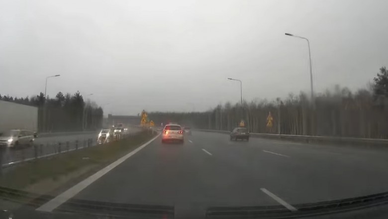 Zagapił się na ekspresówce S8 i wjechał prosto w świetlny znak