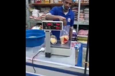 Sprzedawca w sklepie i jego mistrzowskie ważenie. Klient nie ogarniał