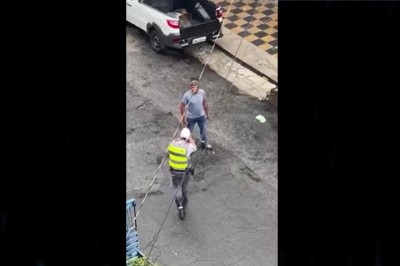 Policyjny fachowiec szybko obezwładnia niebezpiecznego typa