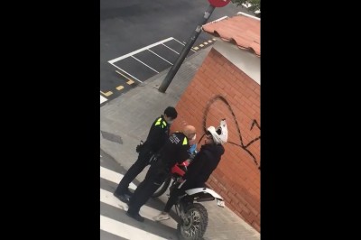 Policjanci kontra typ na motocyklu. Poniosło go