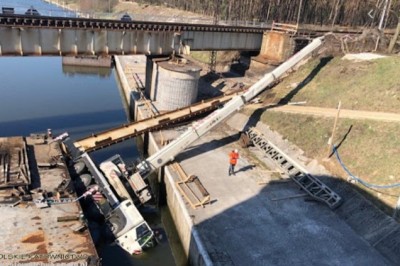 60-tonowy dźwig spadł z barki. Nagranie z Kędzierzyna Koźla 