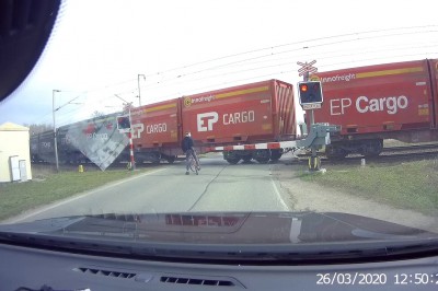 Centymetry od wypadku na przejeździe kolejowym. Więcej szczęścia niż rozumu 